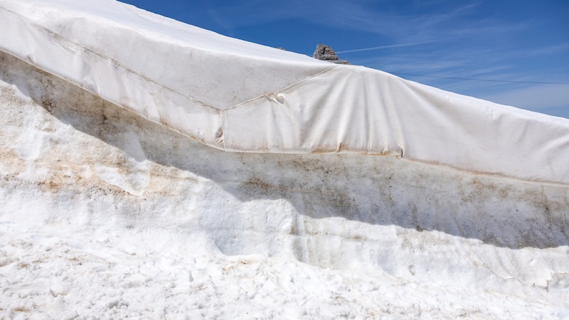 Ein mit einer Plane abgedeckter Teil des Hallstätter Gletschers fotografiert am 29. Juni 2024. Auch kalte Winter und ein und nasses Frühjahr können nicht mehr verhindern, dass die Gletscher in Österreich weiter an Masse und Länge verlieren. (Bild: APA/EXPA/JOHANN GRODER)