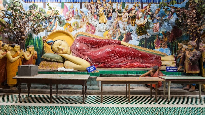 „Sleeping Buddha“ im Angurukaramulla-Tempel