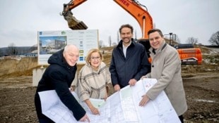 Ecoplus-Chef Helmut Miernicki, Landeshauptfrau Johanna Mikl-Leitner, ISTA-Präsident Martin Hetzer, Bürgermeister Christoph Kaufmann. (Bild: Imre Antal)