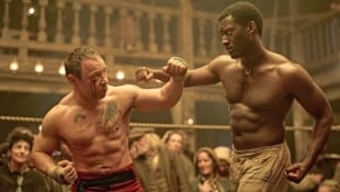 Stephen Graham (li.) spielt den alternden Boxer Sugar, Malachi Kirby seinen Kontrahenten. (Bild: 2023 Disney and its related entities /Robert Vig)