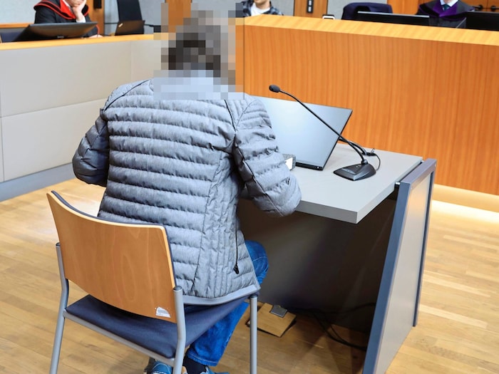 Der Angeklagte beim Prozess, es gilt die Unschuldsvermutung.