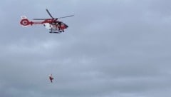 Mit dem Notarzthubschrauber wurde der Schwerverletzte in die Innsbrucker Klinik eingeliefert. (Bild: Gassler Markus)