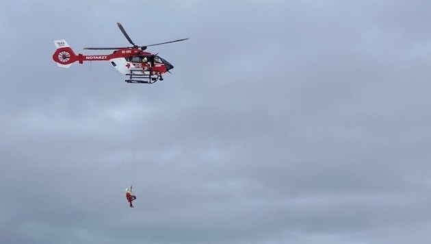 The seriously injured man was taken to Innsbruck Hospital by emergency helicopter. (Bild: Gassler Markus)