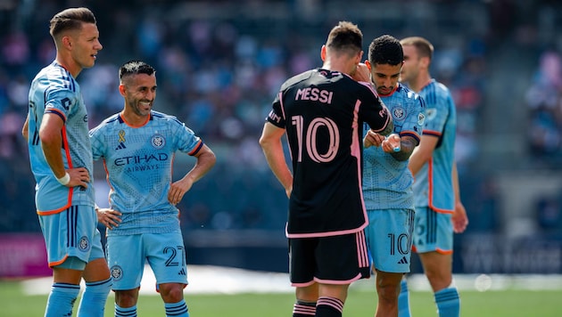 Hannes Wolf (li.) im Plausch mit Superstar Leo Messi. (Bild: New York City FC)