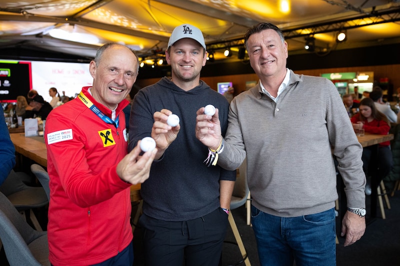 Bernd Wiesberger (Mitte) machte in Saalbach-Hinterglemm mit Leo Bauernberger (li.) und Edwin Weindorfer (re.) Werbung für das European-Tour-Turnier im Golfclub Gut Altentann. (Bild: Urbantschitsch Mario)