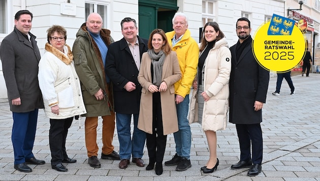 Stefan Szirucsek (left) steps down, Carmen Jeitler-Cincelli (5th from left) takes over. Also in the new coalition: Markus Riedmayer (SPÖ, 4th from left) and Jowi Trenner (6th from left). (Bild: Krone KREATIV/Sonja Pohl)