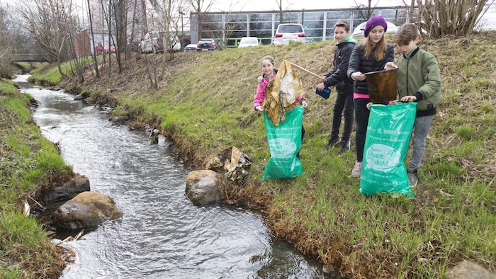 Many children and young people, as well as numerous adults, are joining forces to ensure a clean ...