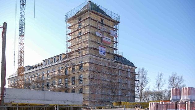 The former mill in Wilhelminian style is currently being converted into a luxury apartment building. Whether it will be finished in summer 2025, as planned, is unclear for the time being. (Bild: Horst Einöder/Flashpictures)