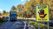 Normalerweise machen große Warntafeln und andere Verkehrszeichen darauf aufmerksam, dass man auf ...