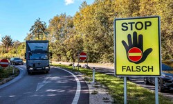 Normalerweise machen große Warntafeln und andere Verkehrszeichen darauf aufmerksam, dass man auf ...