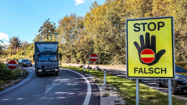 Normalerweise machen große Warntafeln und andere Verkehrszeichen darauf aufmerksam, dass man auf der falschen Seite der Straße fährt. (Bild: Scharinger Daniel)