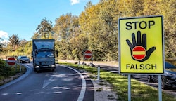 Normalerweise machen große Warntafeln und andere Verkehrszeichen darauf aufmerksam, dass man auf der falschen Seite der Straße fährt. (Bild: Scharinger Daniel)