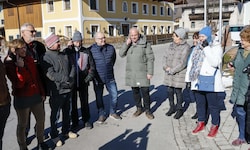 „Hallo, ist da wer?“ Viele Adneter haben mit ihren Handys keinen Empfang mehr – darunter auch ...