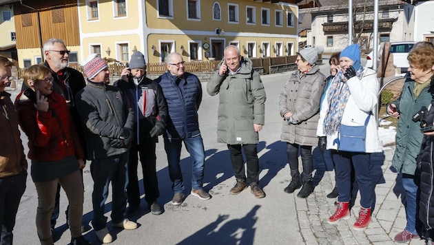 „Hallo, ist da wer?“ Viele Adneter haben mit ihren Handys keinen Empfang mehr – darunter auch Ortschef Auer. (Bildmitte).  (Bild: Tschepp Markus)