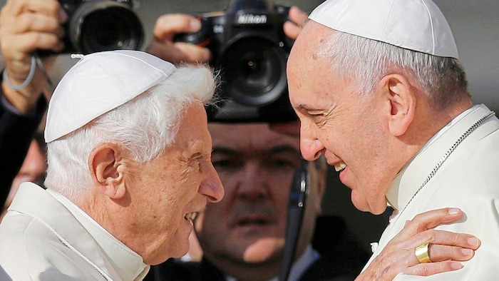 Für wenige Jahre lebten zwei Päpste in Rom: Benedikt XVI. und Franziskus.