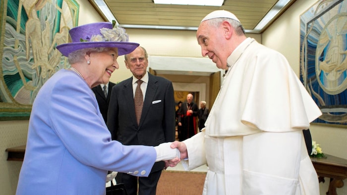 Franziskus mit Queen Elizabeth II. und Prinz Philip im Jahr 2014
