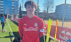 Mit der Kapitänsbinde am Arm im Training: John Mellberg.