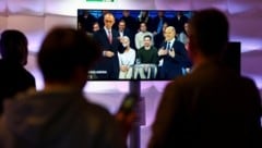 Wer wird gewinnen? Gespannt verfolgen auch unsere Nachbarn die Konfrontationen der Spitzenkandidaten im Fernsehen.  (Bild: Fabrizio Bensch)