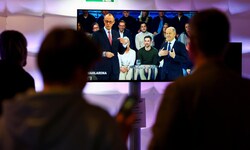 Wer wird gewinnen? Gespannt verfolgen auch unsere Nachbarn die Konfrontationen der ...