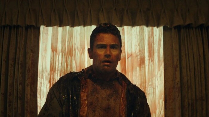 Theo James in der Rolle von den Zwillingsbrüdern Hal und Bill.