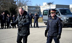 Innenminister Gerhard Karner bei der Übergabe der Wärmebildbusse.