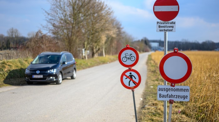 Die Privatstraße erlaubt weder Parken noch Radfahren oder zu Fuß gehen.