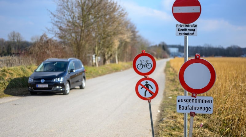 Die Privatstraße erlaubt weder Parken noch Radfahren oder zu Fuß gehen. (Bild: Kerschbaummayr Werner)