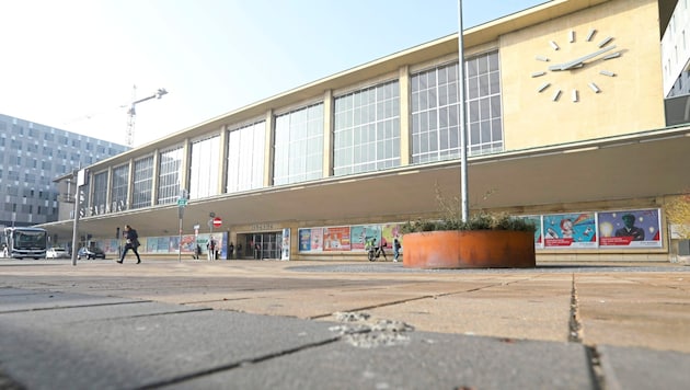 Nächster Schock nach dem Terroranschlag in Villach: Ein via TikTok radikalisierter Wiener plante ein Attentat an einem wichtigen Verkehrsknotenpunkt – dem Wiener Westbahnhof. (Bild: Jöchl Martin)