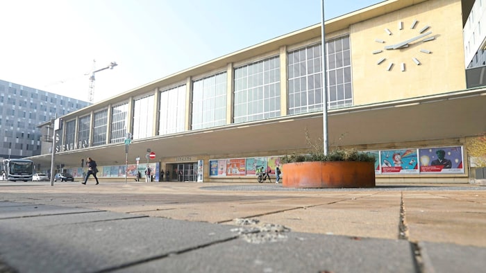 Weil der heute 15-Jährige einen Anschlag auf den Westbahnhof geplant hatte, wurde er im Juli ...