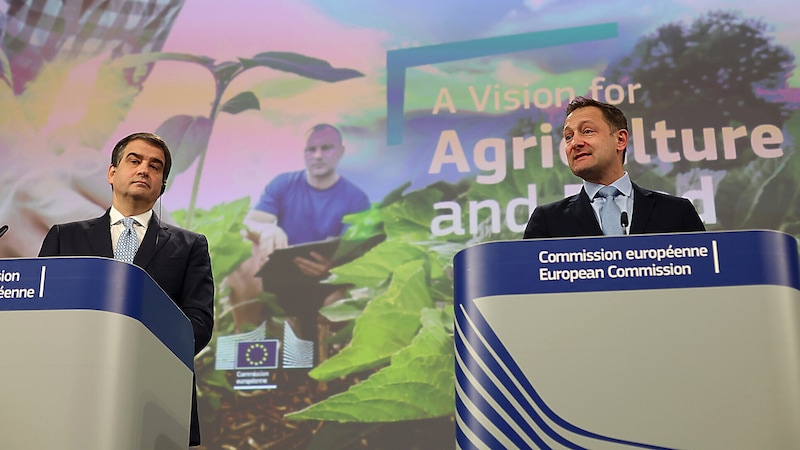 EU-Vizekommissionspräsident Raffaele Fitto (links) und Agrarkommissar Christophe Hansen präsentierten das Papier zur Zukunft der Gemeinsamen Agrarpolitik (GAP) zusammen in Brüssel. (Bild: EPA)