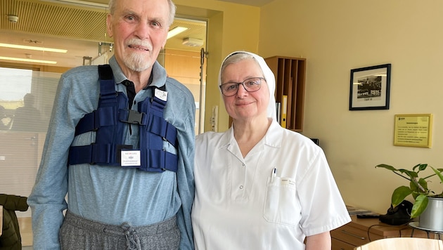 Sister Christine Huber and a colleague resuscitated Josef S. - today he can laugh again. (Bild: Klinikum Wels-Grieskirchen)