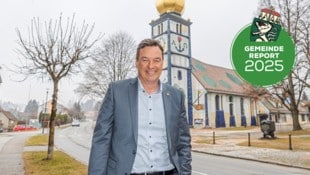 Jochen Bocksruker vor dem Bärnbacher Wahrzeichen, der Hundertwasserkirche (Bild: Krone KREATIV/Erwin Scheriau)