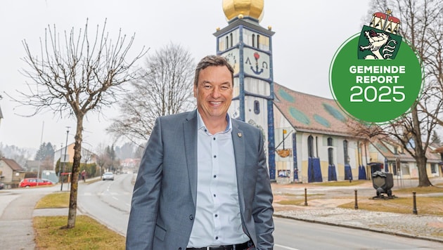 Jochen Bocksruker in front of Bärnbach's landmark, the Hundertwasser Church (Bild: Krone KREATIV/Erwin Scheriau)