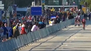 Der Großteil des Feldes bog falsch ab.