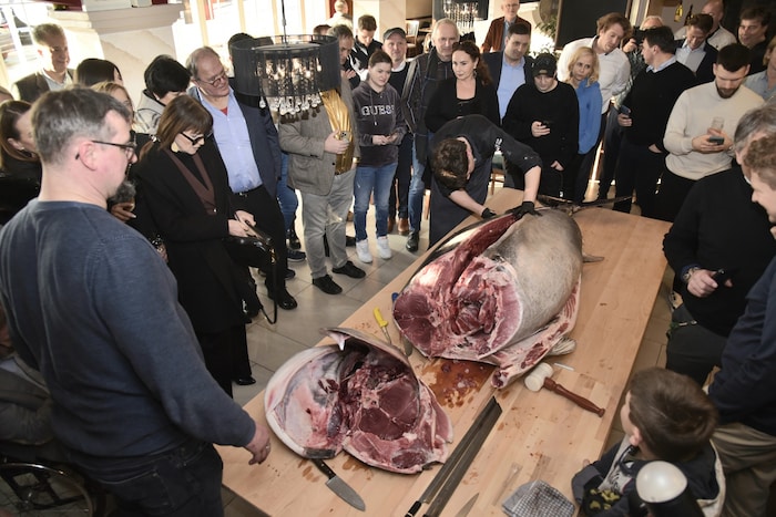 Vor Publikum wurde der 257 Kilo schwere Bluefin-Tuna zerlegt.