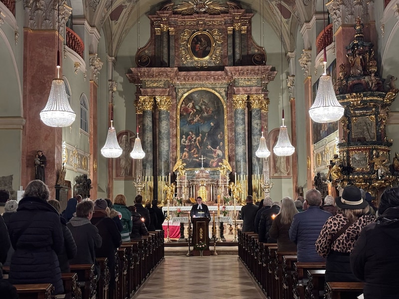 In der Stadtpfarrkirche gedenken die Menschen den Opfern des Terroranschlags in Villach (Bild: Evelyn Hronek)