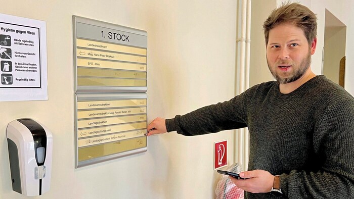 Die Namensschilder einiger Landespolitiker sowie Mandatare sind bereits getauscht und erneuert.