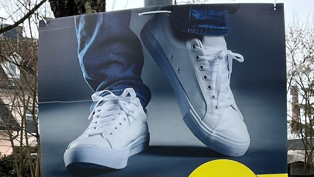 The mayor's sneakers made it onto the election poster. (Bild: sos)