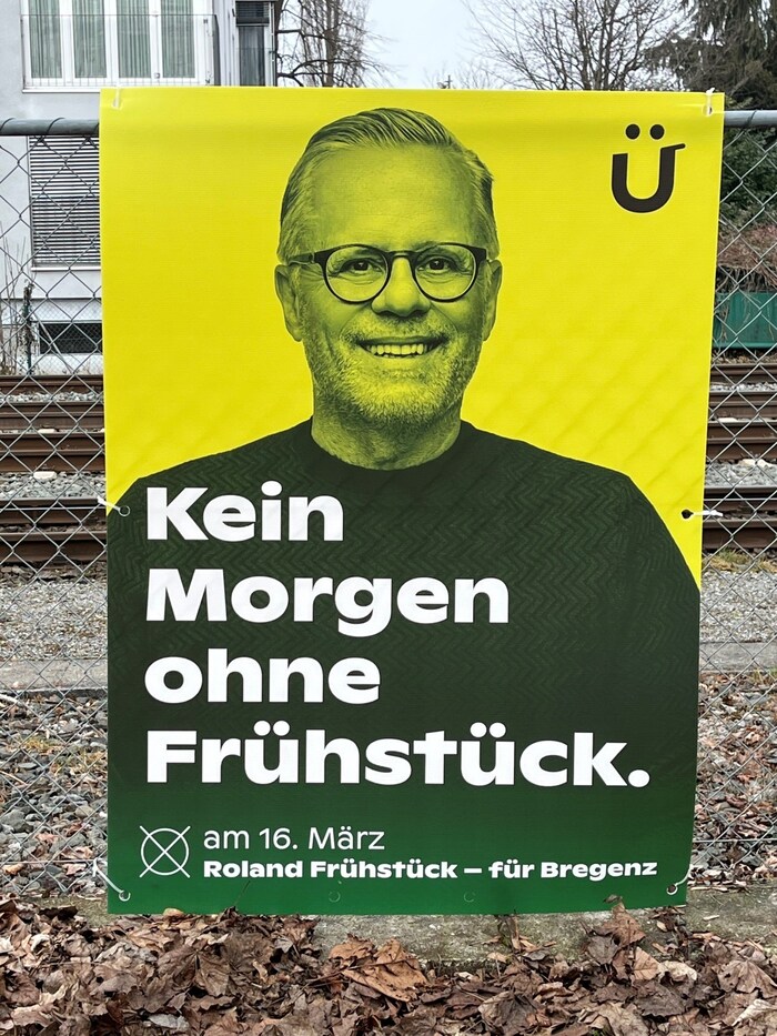 Roland Frühstück auf einen Buchstaben, der wie ein Smiley aussieht.