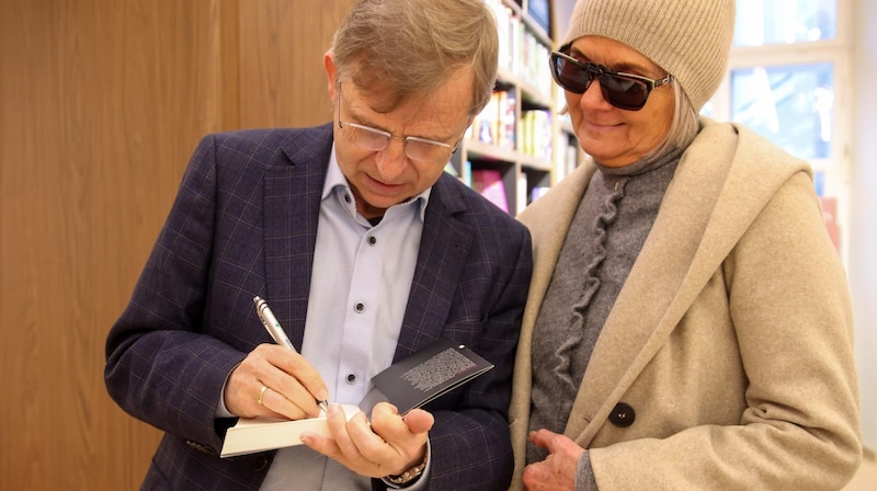 Author Manfred Baumann signs a book. There will be more readings at Höllrigl in the coming days. (Bild: Tröster Andreas)