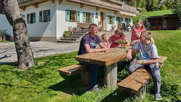 Die Familie von Bettina Aufhammer-Straif vor ihrem Hof in Kössen (Bild: Siegfried Weingartner)