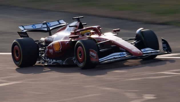 Lewis Hamilton in the new Ferrari SF-25 (Bild: AFP)