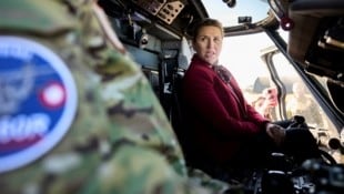 Mette Frederiksen in einem Helikopter der dänischen Luftstreitkräfte (Bild: AFP/Mikkel Berg Pedersen)