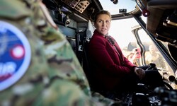 Mette Frederiksen in einem Helikopter der dänischen Luftstreitkräfte