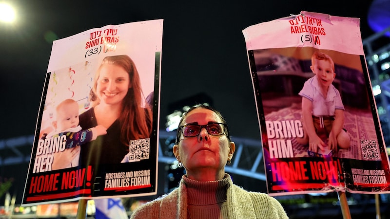 Auf den Plakaten zu sehen: Shiri Bibas und ihre beiden kleinen Söhne Ariel und Kfir (Bild: Jack Guez)