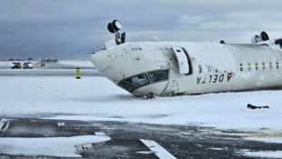 Die aus Minneapolis im US-Bundesstaat Minnesota kommende Maschine mit 80 Menschen an Bord war am Montag auf dem Rücken in Toronto gelandet. (Bild: ASSOCIATED PRESS)