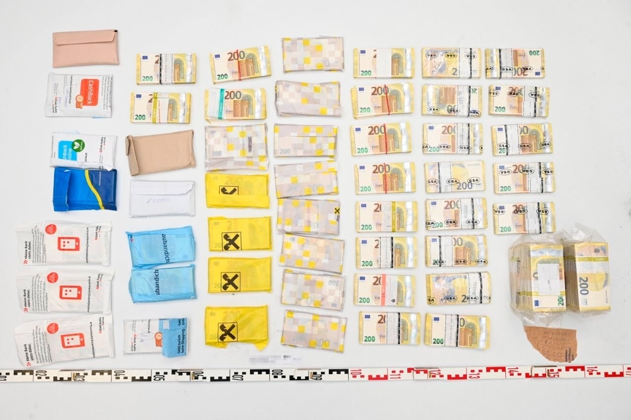 These valuables were among those seized by investigators. (Bild: LKA NÖ TATORT / APA / picturedesk.com)