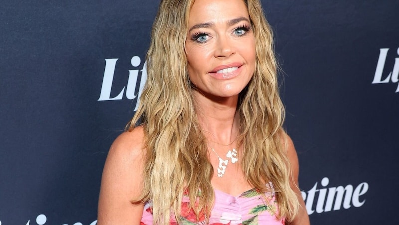 Denise Richards has now revealed that she was advised not to go out with Charlie Sheen. (Bild: Getty Images via AFP/GETTY IMAGES/Leon Bennett)