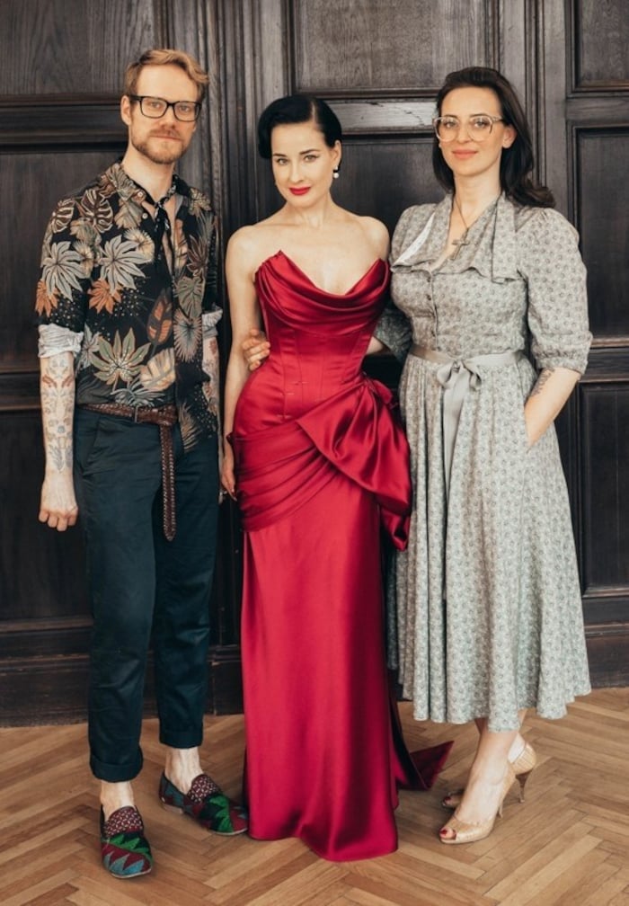 ... internationale Models wie Dita Von Teese (hier mit Chefdesigner Thomas Kirchgrabner) ...