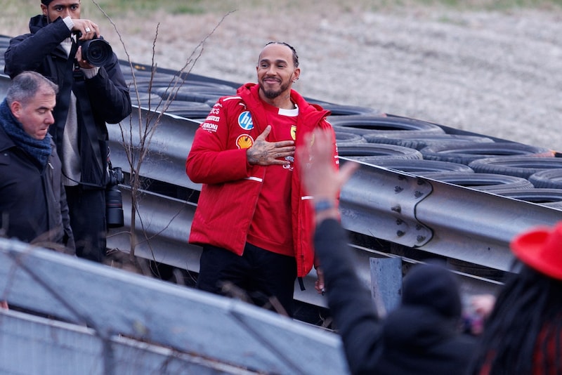 Suits him! Lewis Hamilton goes to work in red from now on. (Bild: AFP)